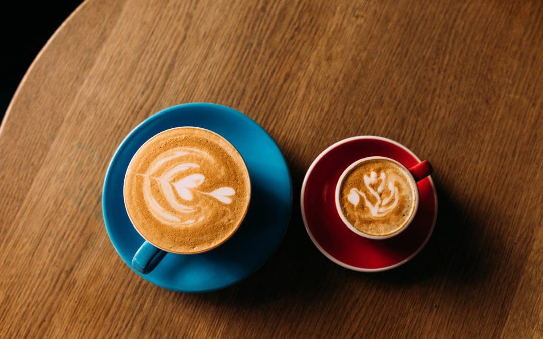دليل المبتدئين لفهم أنواع القهوة: من الأمريكانو إلى الفلات وايت